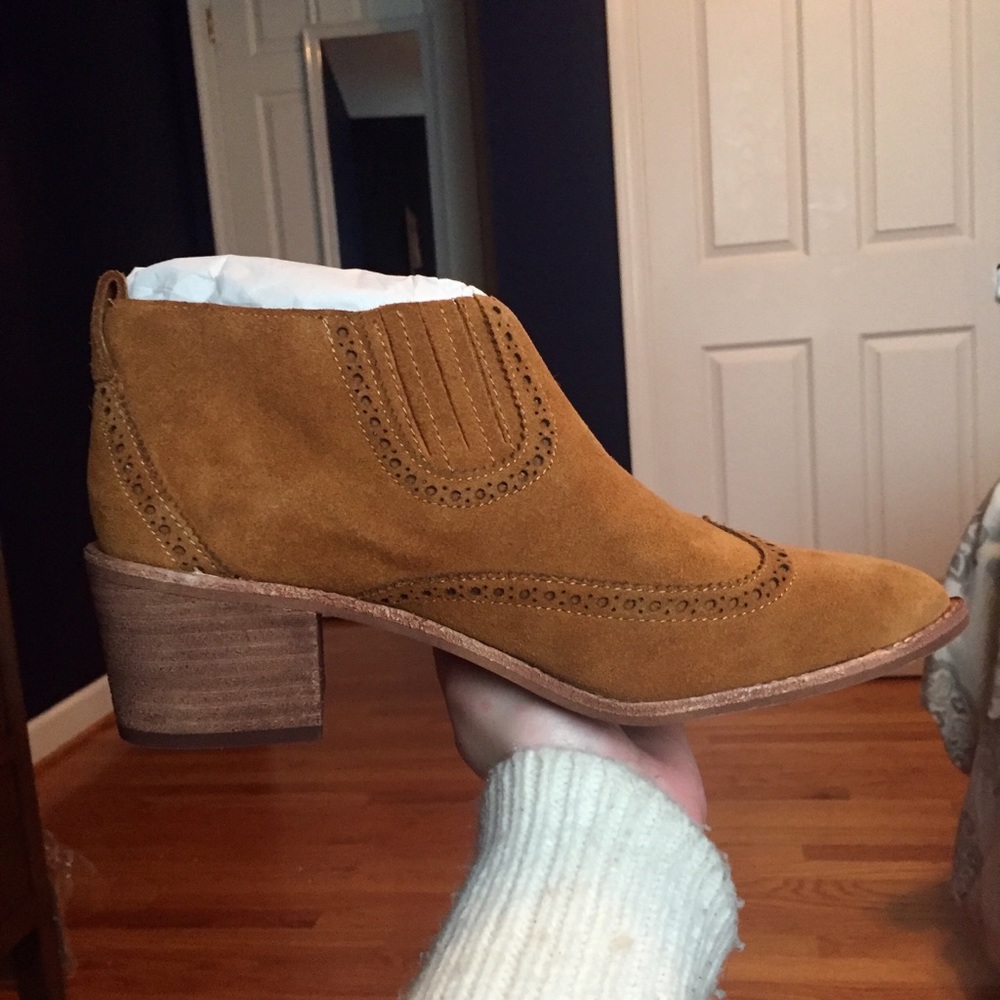 Madewell The Grayson Brogue Chelsea Boot - Picture 3 of 8